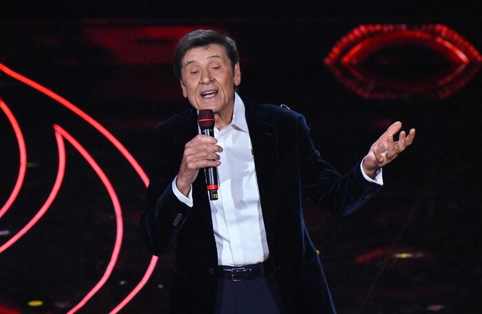 Sanremo grande commozione per l omaggio di Gianni Morandi a Lucio